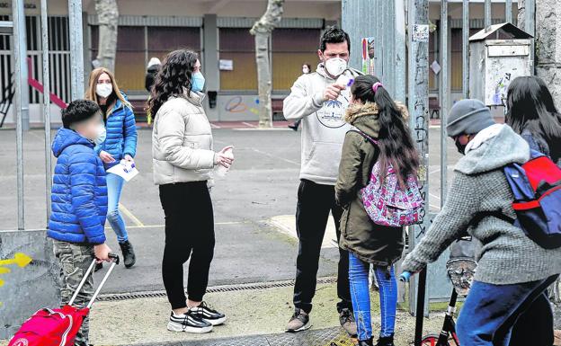 Educación se prepara para un aluvión de bajas entre los docentes en la vuelta a clase