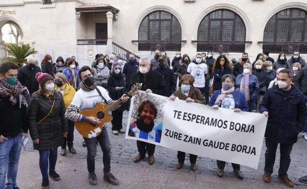 Un centenar de personas recuerda a Borja Lázaro en Vitoria