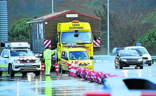 La casa no entra por el peaje de Zarautz