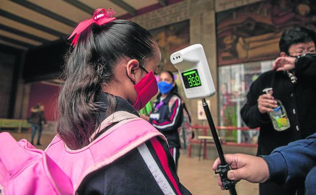 Alumnos y profesores vuelven hoy a las aulas con el temor a contagios y bajas