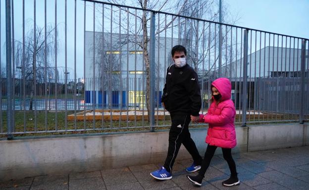 Así ha sido la vuelta al cole en Álava: «Claro que tenemos miedo a los contagios»