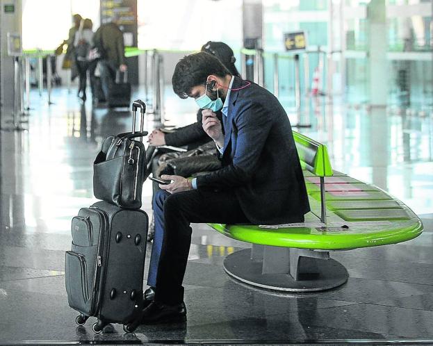 Un pasajero espera a embarcar en el aeropuerto de Loiu. /borja agudo