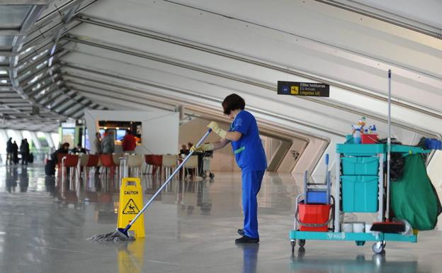 La justicia reconoce como accidente laboral la baja por ansiedad de una trabajadora del aeropuerto de Loiu