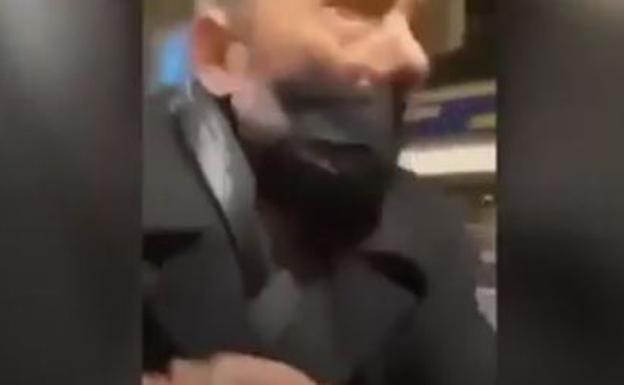 Arrastran a varios peatones desde un coche en marcha en París y lo suben a las redes