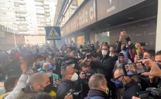 Espectacular despedida de la afición del Cádiz a su ya exentrenador Álvaro Cervera