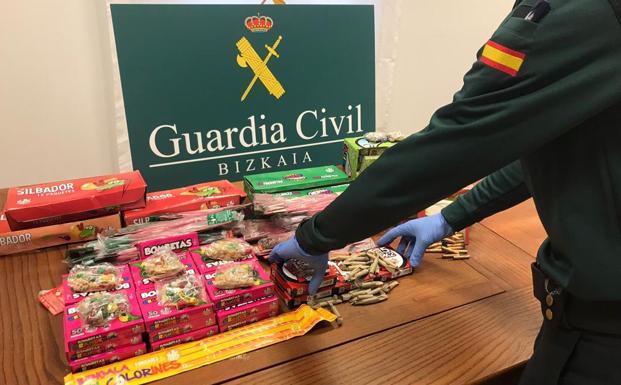 Bombetas, bengalas... La Guardia Civil interviene 5.436 artefactos pirotécnicos en Euskadi durante la Navidad