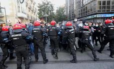 Un detenido tras una carga policial en Vitoria contra jóvenes que protestan por el desalojo de un súper okupado