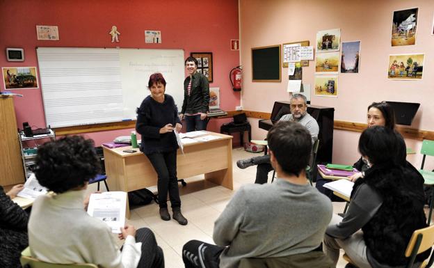 Educación suspende las liberaciones para aprender euskera de 260 profesores ante el aumento de las bajas por covid