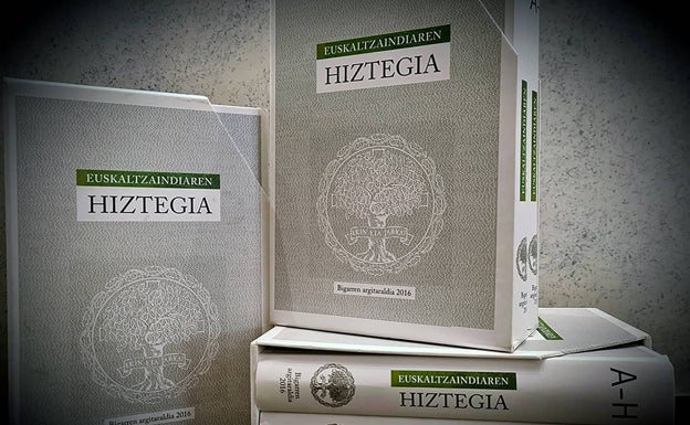 Narko, efektibo, kafetxo, txikitero, pisukide, ibuprofeno... Euskaltzaindiak 329 hitz berri erantsi dizkio euskararen hiztegiari