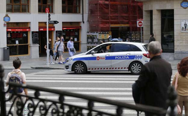 Dos detenidos en Zorroza cuando vendían un coche comprado con una transferencia falsa