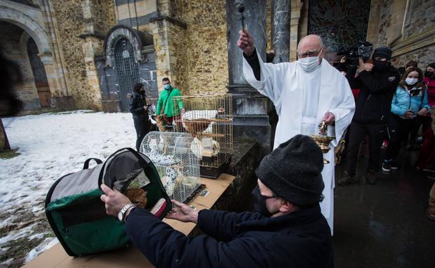 La bendición de mascotas y panes se mantiene en Urkiola por San Antonio