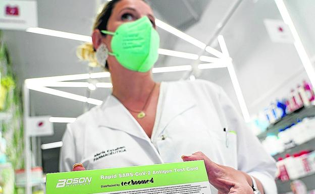 «Por cada test de antígenos que vendo, pierdo un euro», dicen los farmacéuticos