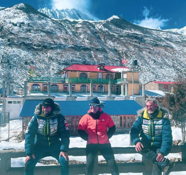 Alex Txikon eta bere taldea Samagaunen daude, meteorologia egonkortutakoan Manasluren oinarrizko kanpamentura itzultzeko prest