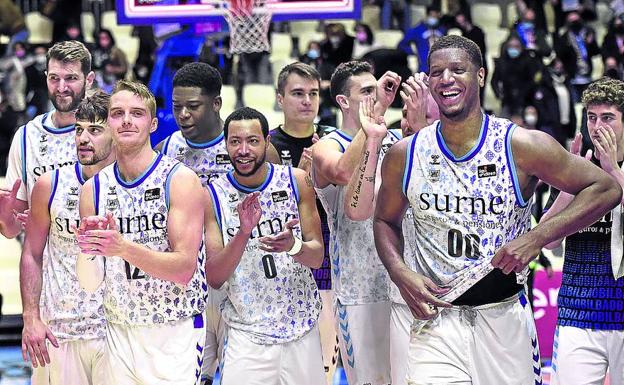 Las rotaciones de Mumbrú llevan al triunfo en Santiago