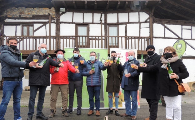 La sidra llega este año a las kupelas de Bizkaia «en abundancia», alcanzando los 100.000 litros
