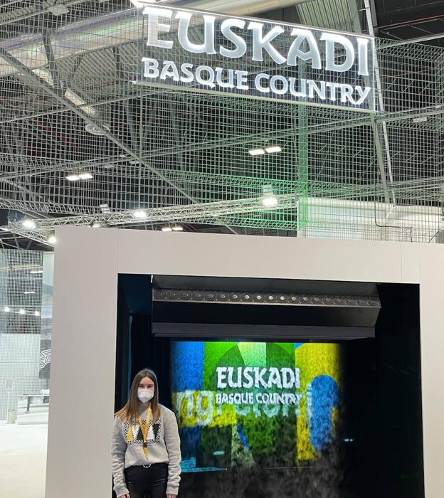 Adiós tacones, hola sudaderas: así son los uniformes que representan a Euskadi en Fitur 2022