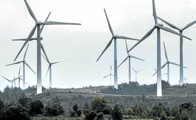 El Gobierno foral tumba la propuesta de la oposición de frenar parques de renovables