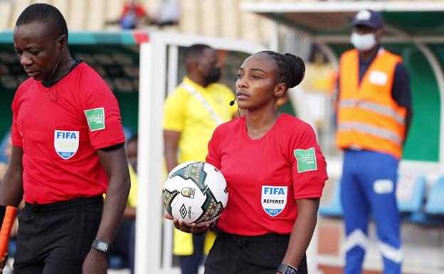 Salima Mukansanga, primera mujer en arbitrar en la Copa de África