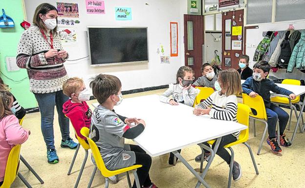 Salud mantiene abiertas aulas con «hasta 10» alumnos positivos en covid