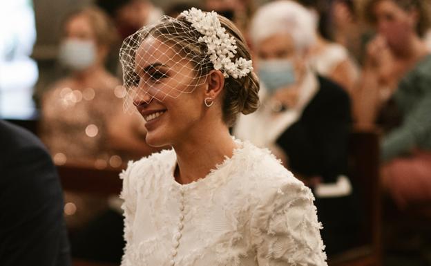 Carlota, la novia bilbaína del abrigo viral que quiso ocultar su rostro