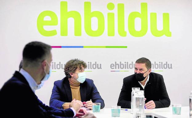 El PSOE defiende a Andueza tras su cita con Otegi frente a un PP que le acusa de «agasajarle»