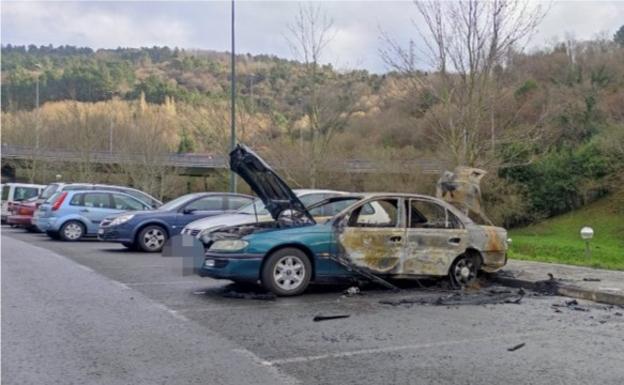 Dos coches calcinados por un incendio esta noche en Otxarkoaga