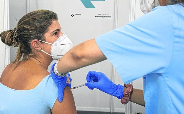 La tendencia a la baja del virus presiona al Gobierno vasco y a sus restricciones