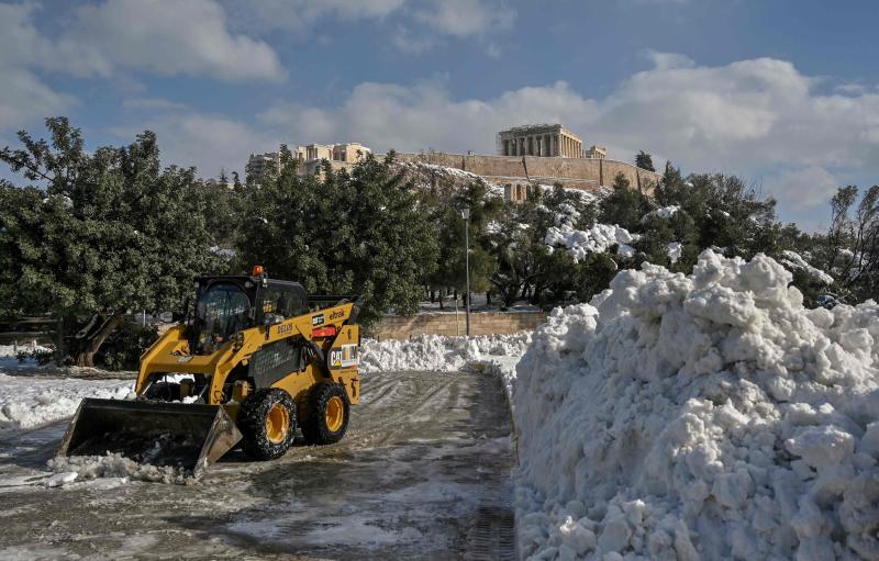 La Acrópolis de Atenas, bajo la nieve