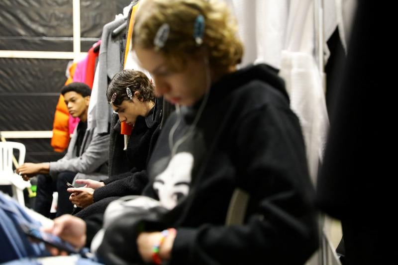 El 'backstage' de la moda de París: horquillas, 'rimmel' y patucos