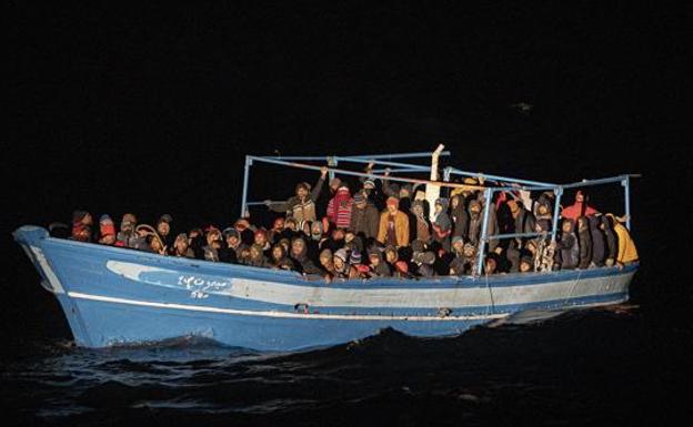 El Aita Mari asiste a un bote con 280 personas a la deriva en la zona de Lampedusa