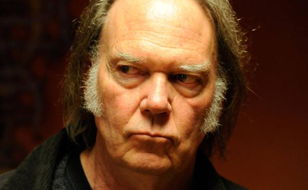 Neil Young amenaza con irse de Spotify por albergar mentiras sobre las vacunas