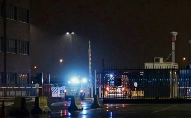 Buscan a un chófer de una empresa alavesa que cayó al agua con su camión en un puerto belga