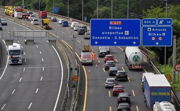 Una colisión múltiple provoca mayores retenciones de las habituales en el Txorierri