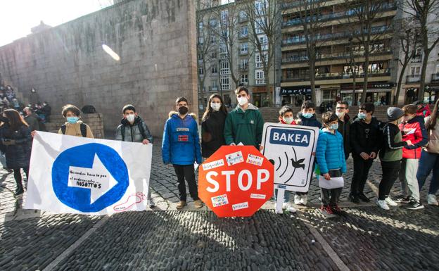 Los colegios católicos de Vitoria muestran con señales de tráfico su camino hacia la paz