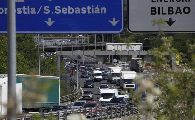 Dos accidentes complican la circulación en el Txorierri durante las primeras horas de la mañana
