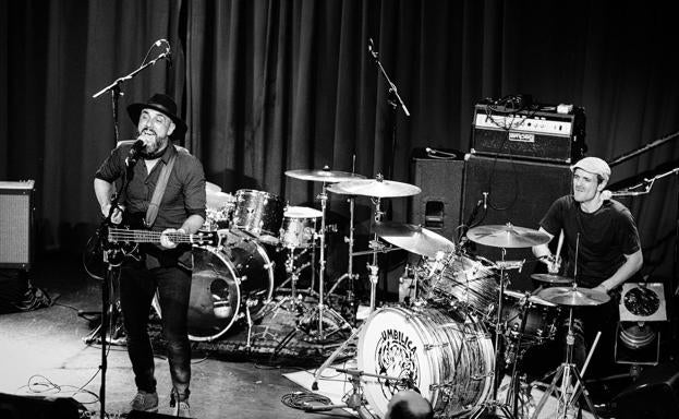 Umbilika construyen entre dos toda una sólida banda de rock