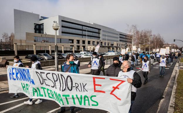 Los sindicatos de Aernnova en Álava piden la readmisión de los 82 despedidos hace un año