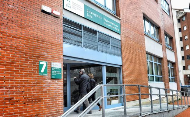 Cerca de 3.300 familias cobran ayudas sociales del Ayuntamiento de Vitoria