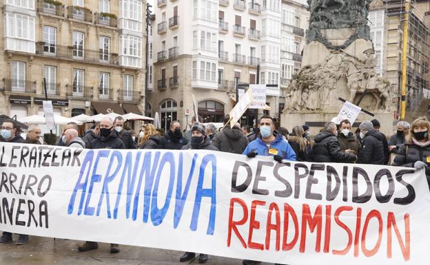 Trabajadores de Aernnova se concentran para exigir la «readmisión inmediata» de los 82 despedidos