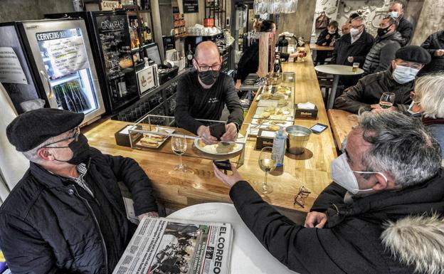 Los hosteleros celebran el frenazo a la ampliación del pasaporte covid