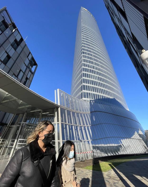 Una fuga de agua inutiliza la Torre Iberdrola, que tuvo que ser desalojada