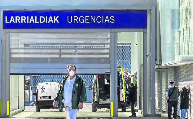 Los pacientes de las nuevas Urgencias elogian su modernidad pero se lían con los accesos