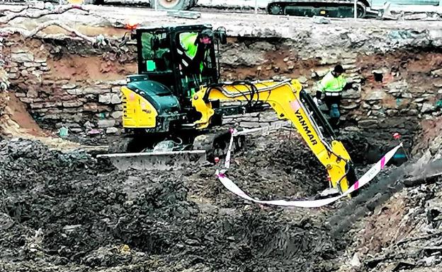 Tapan los hallazgos medievales de Vitoria mientras los arqueólogos piden que se abran a la ciudadanía