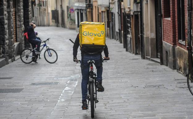 Un juez de Vitoria decreta que los 309 repartidores de Glovo en Álava son «falsos autónomos»