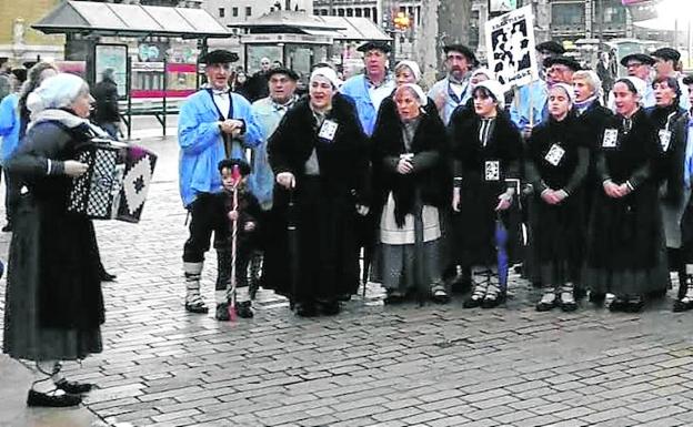 El coro de Arratia regresa con mascarilla por Santa Águeda