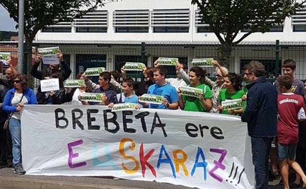 Iparraldeko ikasleek 'brebeta' eta 'baxo' azterketak euskaraz egiteko eskubidea izatea eskatu dio Euskaltzaindiak Parisi