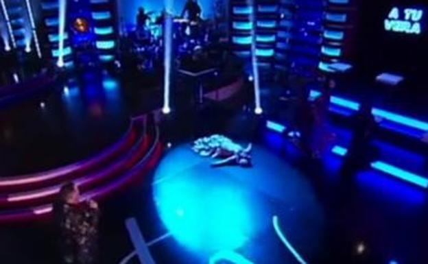 Una concursante de 'A tu vera' se desmaya en directo y su madre, entre el público, sufre una crisis nerviosa