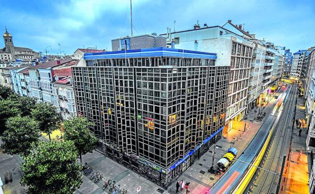 Kutxabank pone a la venta el antiguo edificio de Hacienda en Dato para hacer 30 pisos