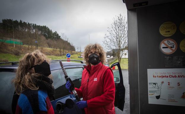 Llenar el depósito cuesta un 25% más que el año pasado: estas son las gasolineras más baratas de Bizkaia