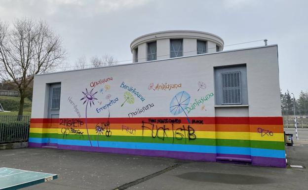 Atacan con pintadas homófobas un mural por la igualdad en la ikastola Arantzabela de Vitoria